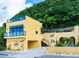 海と星空の小さな宿 wassa wassa，位于Ōgimi的酒店