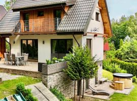 Mazursko - komfortowe domy 8 osobowe nad jeziorem, balia lub sauna，位于克雷托维尼的酒店