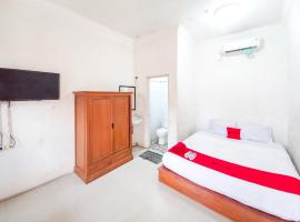 RedDoorz Syariah at Homestay Bougenville near Taman Alun-Alun Kota Lamongan，位于Lamongan的酒店