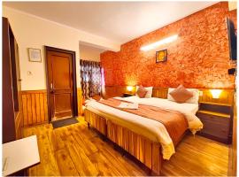 Lake View Hotel "ANKUR PALACE" Near Naini Lake & Mall Road Nainital - Provided Restaurant# Free Wi-fi & Excellent Customer Service - A Premium Hotel In Nainital，位于奈尼塔尔的酒店