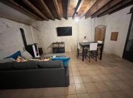 Maison atypique dans une tour，位于Neuvy-le-Roi的酒店