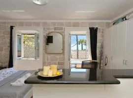 Stone Retreat - 1 min to the Sea