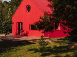 Czerwony domek między drzewami，位于Brok的酒店