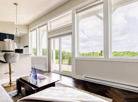 Altmar's Premier Luxury Cabin with 3000sf Mini Golf，位于Altmar的酒店