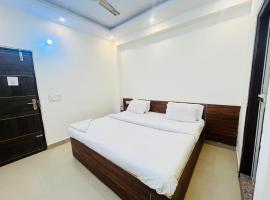Hotel Diamond - Mayur Vihar，位于加姆布的酒店