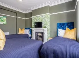 Room 3 plus optional additional lounge area with double sofa bed, 23 Deganwy Avenue