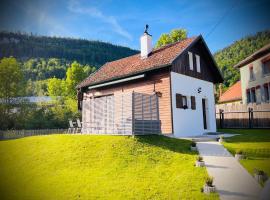 Maison au c&oelig;ur du Val-de-Travers，位于Saint-Sulpice的带热水浴缸的酒店