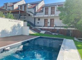 Katica Sz&aacute;ll&aacute;s，位于巴拉顿凯奈谢的带泳池的酒店