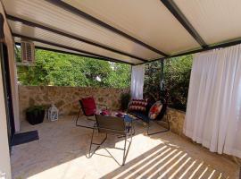 Studio Apartman Dino 1，位于波尔的宠物友好酒店