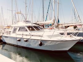 IPHARRA - Bateau à quai，位于塞特港的酒店