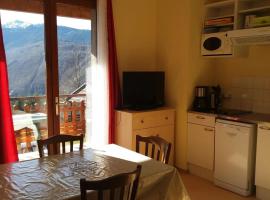 Appartement confortable à Ignaux, 31 m² avec piscine，位于Ignaux的酒店