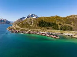 Luxurious cabin by the waterfront