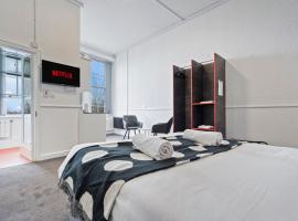 Chic, Cosy Hotel in Centre with Parking，位于达德利的酒店