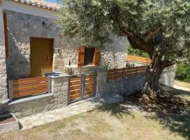 Cheerful 3 bedroom cottage with indoor fireplace