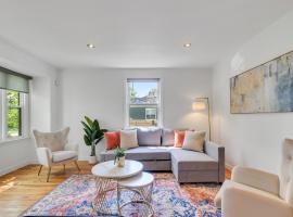 Windsor Retreat Fire Pit Huge Yard Sleeps 10，位于温莎的酒店