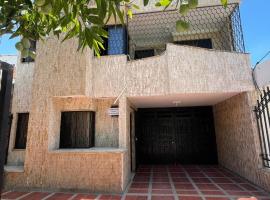 Casa Hostal Disfrutar casa cerca la playa Gaira, playa Rodadero, playa Salguero，位于圣玛尔塔的酒店