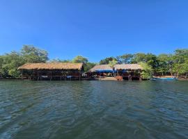 Mangrove Island Cabanas，位于波内洛亚的酒店