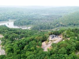 Modern Muskoka Cottage with Lake Views，位于Dwight的酒店