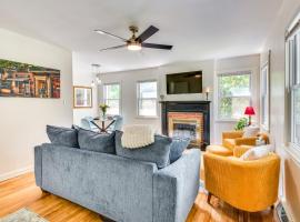 4 Mi to Clemson Pet-Friendly Seneca Cottage，位于塞尼卡的酒店