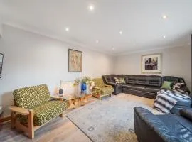 Cosy 3 BEDROOM Home with Garden, Ealing