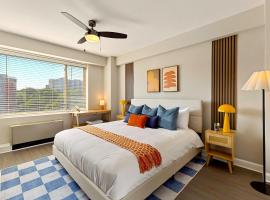 Modern Arlington Stay - Near DC Metro & Free Parking，位于阿林顿的酒店