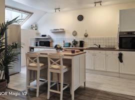 Cosy 1st floor loft apartment in Normandy，位于Céaucé的酒店