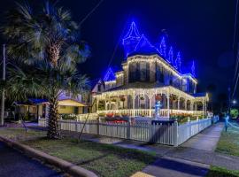 Grand Gables Home 1 Block to St Johns River，位于帕拉特卡的酒店