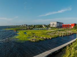 Downwinder - Waterfront 2-Bedroom, 2-Bathroom Suite at REAL Watersports，位于Waves的酒店