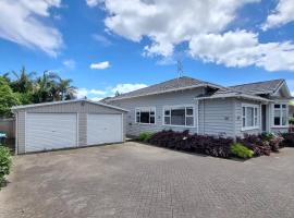 Spacious 5-bedroom Bungalow in Remuera w Parking，位于奥克兰的酒店