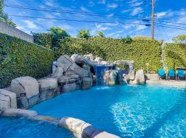 Beautiful Backyard Oasis 5 bedroom 3 Bathroom Home，位于普拉森的酒店