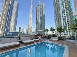 Vacationer I Luxury 2 Bedroom I Burj Khalifa View I Downtown I Free Gym, Pool, Parking & Wi-Fi