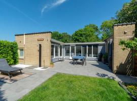 Bungalow in Sint Maartenszee near Beach，位于圣马丁斯泽的酒店