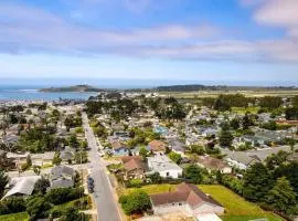 Harborlight House Coastal Comfort with Filtered Ocean Views walk to Harbor
