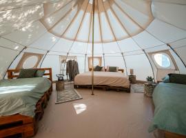 Glamping Riverside Skadar lake，位于Železnička Stanica Zeta的酒店