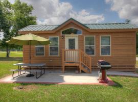 Lake Conroe Two-Bedroom Cabin 13，位于Willis的酒店
