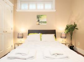 Deluxe Room in Luxury Homestay Steps from Mall & Skytrain，位于温哥华的酒店