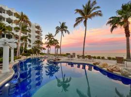 Mykonos 1BR apt recently remodeled next to beach big pool，位于圣何塞德尔卡沃的带热水浴缸的酒店