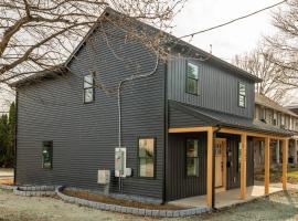 Modern Amish Country Retreat w/ Hot Tub.，位于利奥拉的酒店