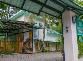White Pearl - Apartments on the Beach with AC and Pool