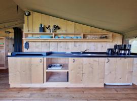 Glamping Tent in Friesland by Nature Reserve, cleaning included，位于De Veenhoop的酒店