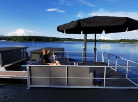 Houseboat at Mookerplas with Barrel Sauna, cleaning included，位于Middelaar的船屋