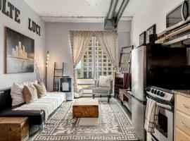 2 Full Beds, Free Parking Underground Heated, Rogers Place, 1 Bedroom Condo Downtown Central，位于埃德蒙顿的酒店
