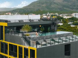 Blu Monkey Hub and Hotel Laguna, Bangtao Phuket，位于邦涛海滩的酒店
