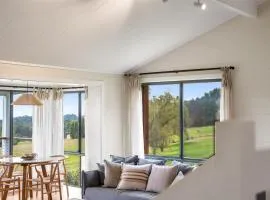 Yambora Luxe hideaway with fireplace and amazing views