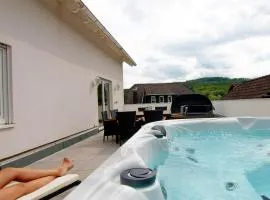 Kleeoase - Luxus Ferienwohnung - Jacuzzi - Dachterrasse - Kochinsel - See in 10 min