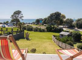 Aqua Vista On Arden - beachfront bach in Oakura，位于Oakura的酒店