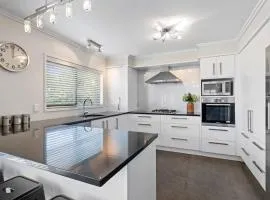 Seven By The Sea - stylish apartment near port