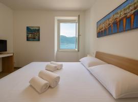 LAKEFRONT HOME RESIDENZA IL GALLO IN RIVA AL LAGo，位于皮索涅的酒店