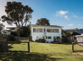 Oakura Circle - authentic Kiwi bach by the beach，位于Oakura的酒店