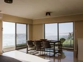ABC on Wanaka Bay - beachfront home w. ocean views